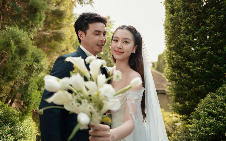 Hồ Quang Hiếu tung ảnh cưới lãng mạn bên vợ kém 17 tuổi