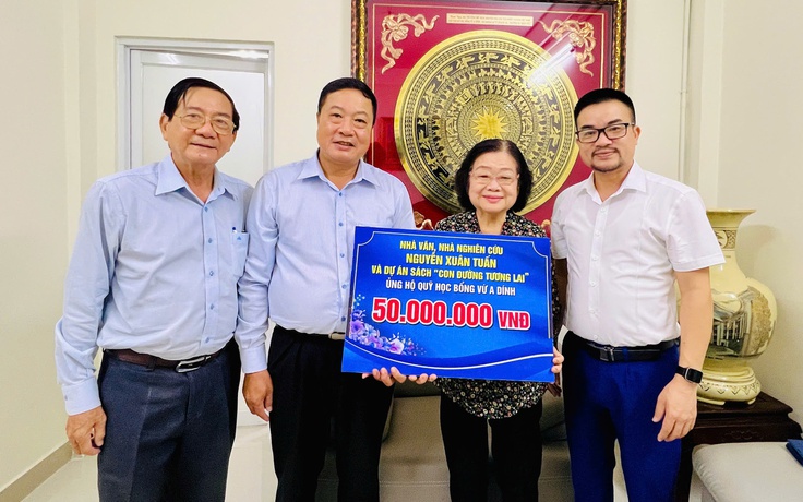 'Con đường tương lai' trao sách và học bổng tặng Quỹ Vừ A Dính