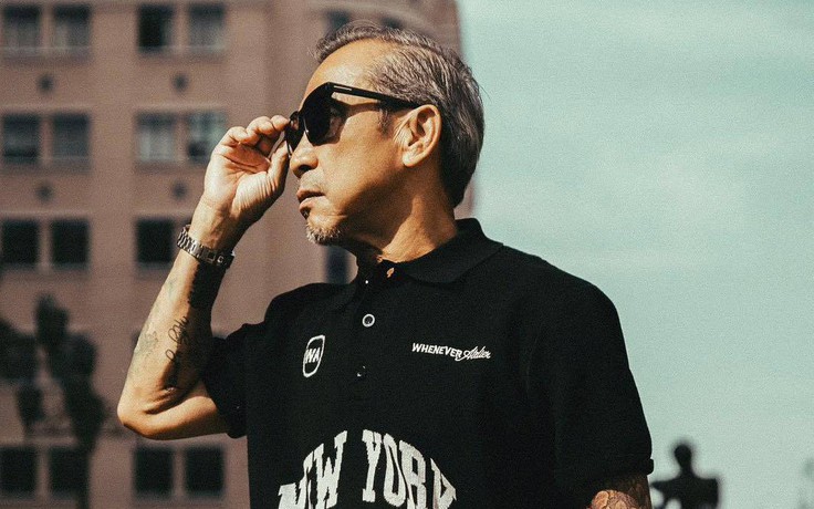 Thuận Nguyễn phối đồ trẻ trung với áo polo dệt kim