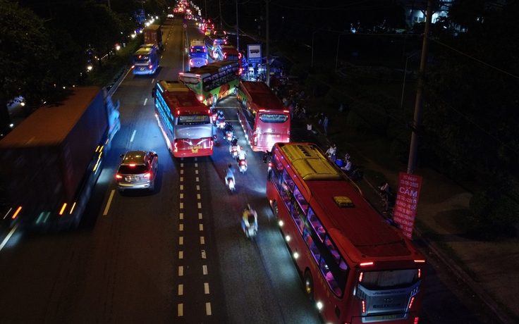 Xe khách vi phạm tràn lan ở cửa ngõ phía đông TP.HCM