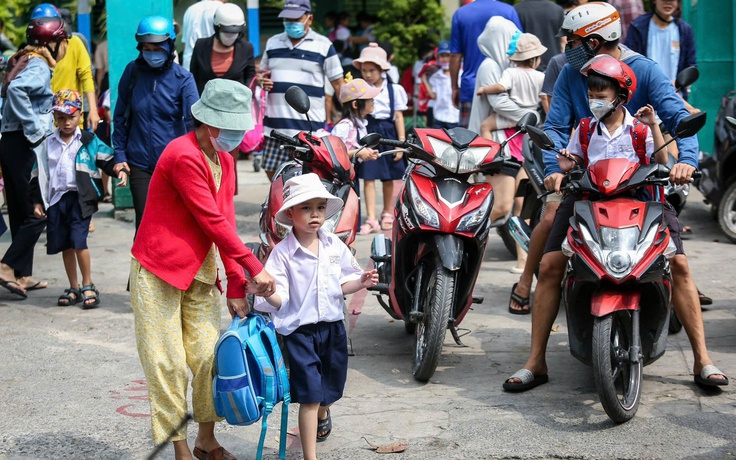 Giờ tan học 'tréo ngoe', vợ chồng lục đục vì đưa đón con