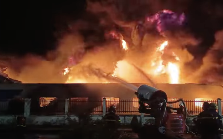 Cháy dữ dội kho giày ở Hải Phòng