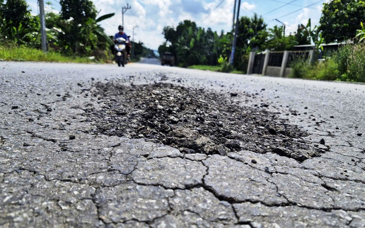 Đường 1.850 tỉ đồng có Tập đoàn Thuận An thi công mới thảm nhựa đã bong tróc