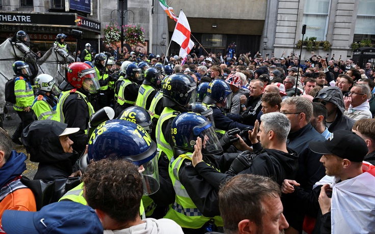 Đụng độ dữ dội trong cuộc biểu tình chống nhập cư tại London