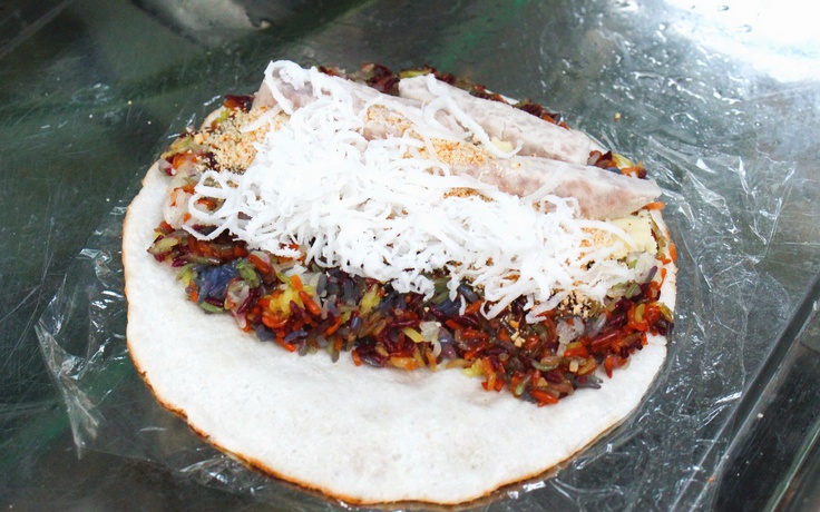 Xe xôi 7 màu từ Buôn Ma Thuột 'cập bến' TP.HCM, gây tò mò