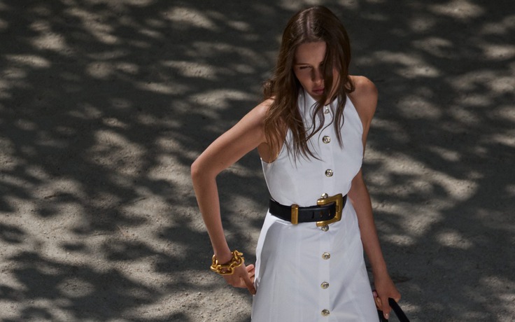 Mẹo phối phụ kiện kim loại trong phong cách công sở hiện đại