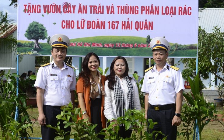 Chiến sĩ hải quân xúc động nhận món quà là 200 cây ăn trái