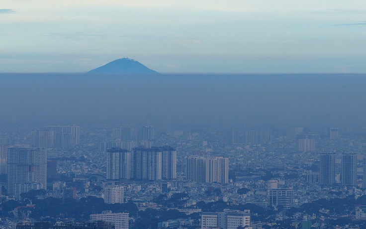 Thời tiết TP.HCM sáng nay đẹp, bất ngờ nhìn thấy núi Bà Đen ở Tây Ninh