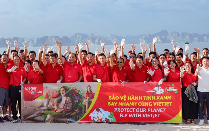 Gần 600 ‘chiến binh’ Vietjet đồng loạt ra quân làm sạch biển Hạ Long