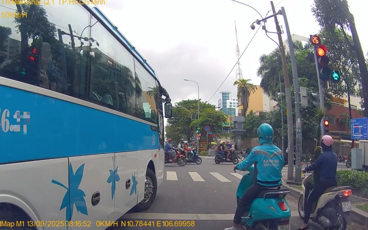 Xe khách dừng đèn đỏ ngang ngược bị người dân quay clip báo CSGT TP.HCM phạt