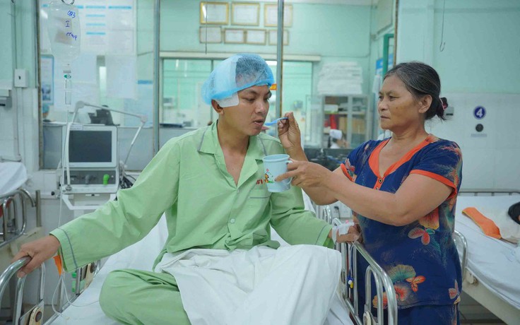 Nỗi đau của người mẹ nghèo có 3 con bị u não