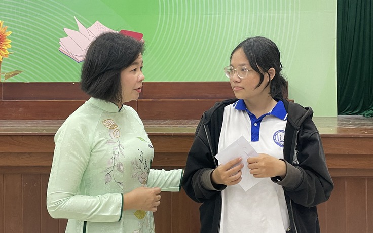 Ngày giỗ cha, nữ sinh nghẹn ngào mang học bổng 10 triệu đồng đặt trước bàn thờ