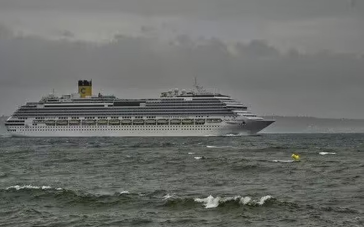 Chuyện gì xảy ra với du thuyền khi đi giữa cơn bão?