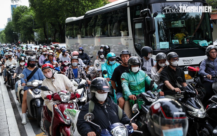 Cho rẽ phải khi đèn đỏ ở TP.HCM: 'Chỗ đâu mà nhường?'