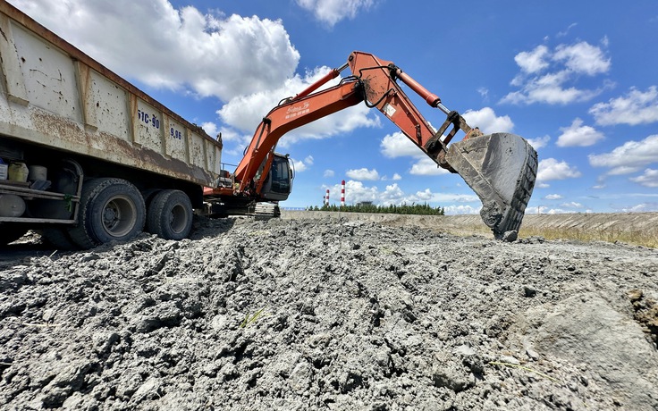 Bãi chứa 3,7 triệu tấn tro xỉ thành mỏ vật liệu triệu đô