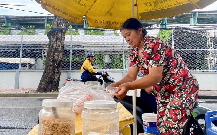 Học phí cao, cha mẹ gồng gánh nuôi con học đại học