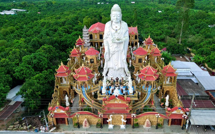 Khám phá ngôi chùa độc lạ với quần thể tượng Phật uy nghi ở cù lao Giêng