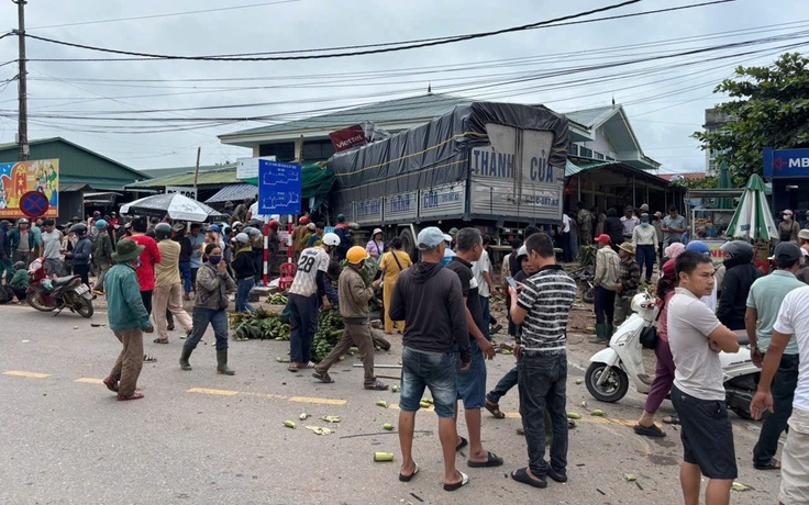 Quảng Trị: Xe tải bất ngờ lao vào chợ Tân Long, 3 người tử vong