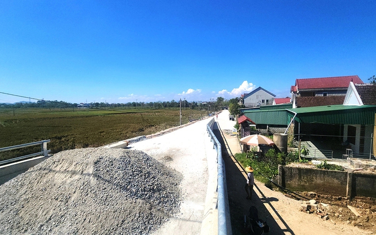 Lo lắng trước cây cầu có thiết kế lạ