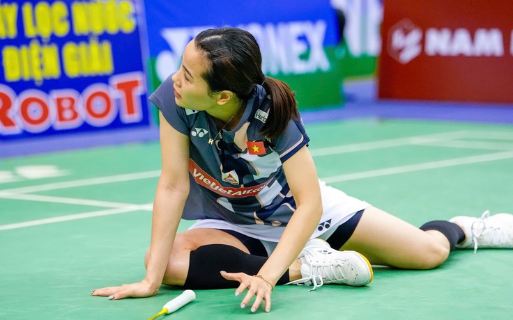 Tay vợt Nguyễn Thùy Linh gặp chấn thương gì, vì sao không có HLV đi cùng?