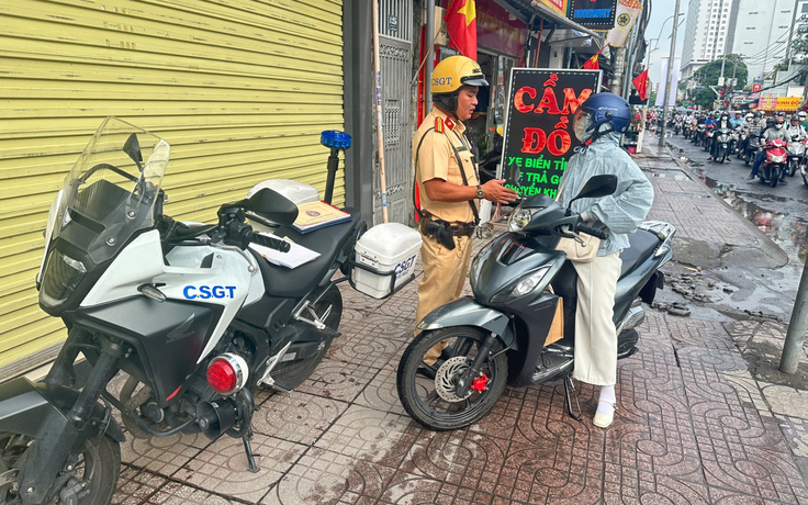 Chạy xe máy lên vỉa hè 'cho nhanh', nhiều người bị CSGT TP.HCM phạt 5 triệu