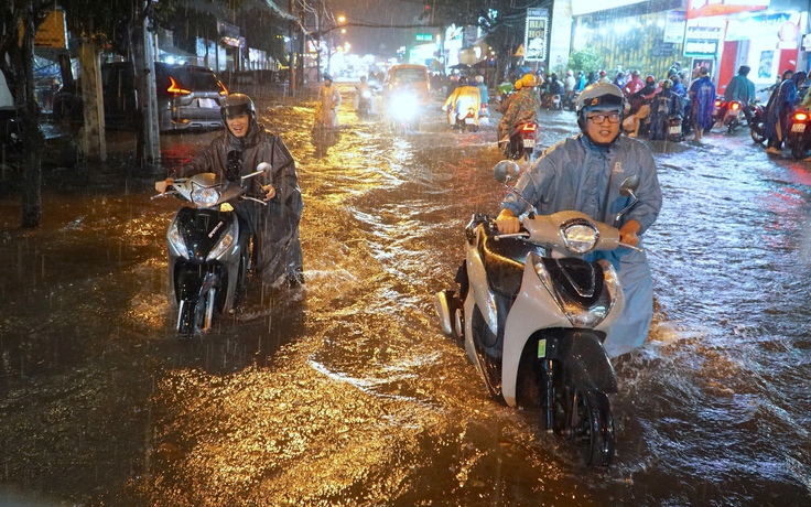 Ngập nặng sau mưa lớn ở TP.HCM: Hàng dài người kẹt trên đường hơn 1 tiếng