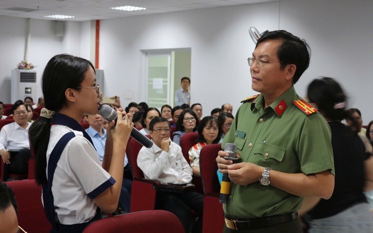 Không sử dụng điện thoại di động, học sinh làm gì vào giờ ra chơi?