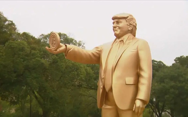 Xuất hiện tượng vàng ông Trump cầm Bitcoin trước tòa quốc hội Mỹ