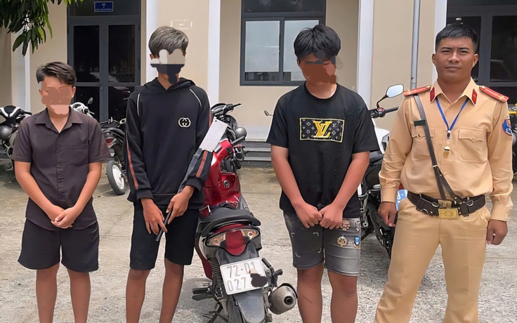 CSGT TP.HCM bắt giữ 3 thiếu niên cầm mã tấu đến trường học hẹn đánh nhau