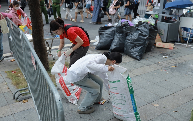 Nữ sinh 17 tuổi nhặt rác tại A80 được khen 'tuyệt vời lắm'