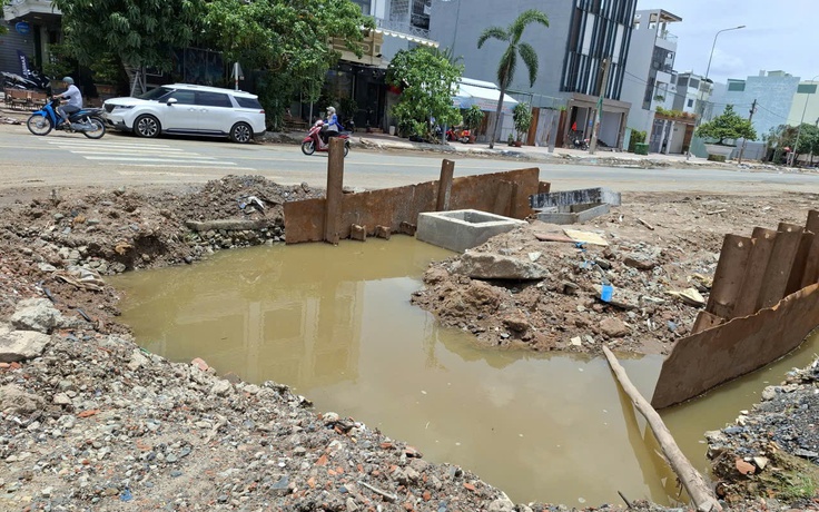 Thi công đường quá chậm, gây khó khăn cho người dân