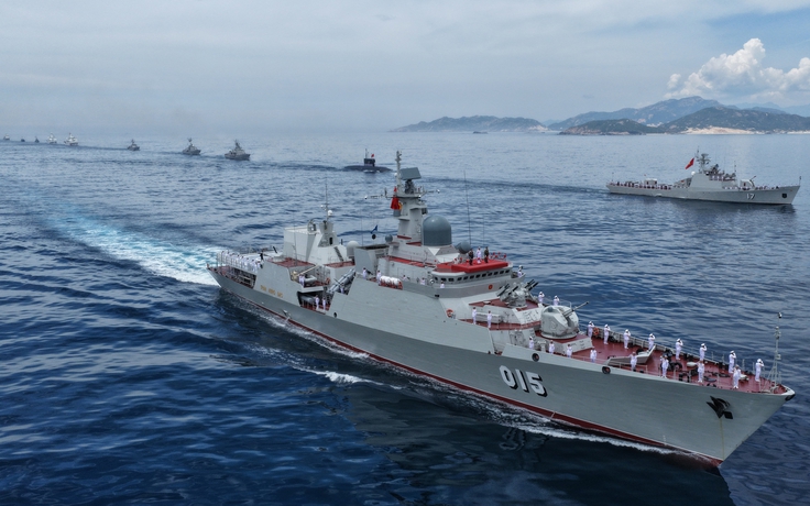 Sức mạnh của tàu hộ vệ tên lửa tham gia diễu binh trên biển