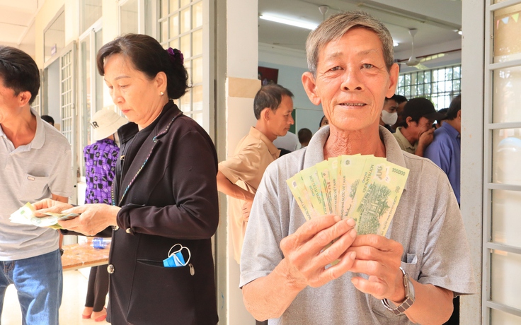 Nhận quà Quốc khánh, gia đình 10 người xúc động 'sẽ có bữa cơm sum họp'