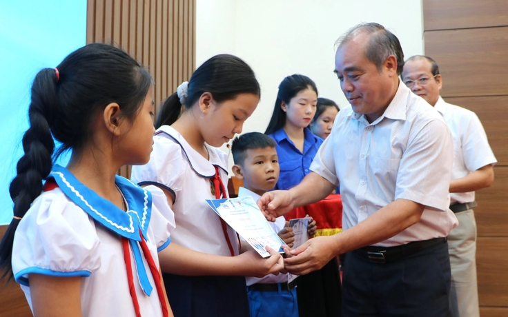 Trao học bổng Thắp sáng ước mơ cho học sinh nghèo tại Quảng Ngãi