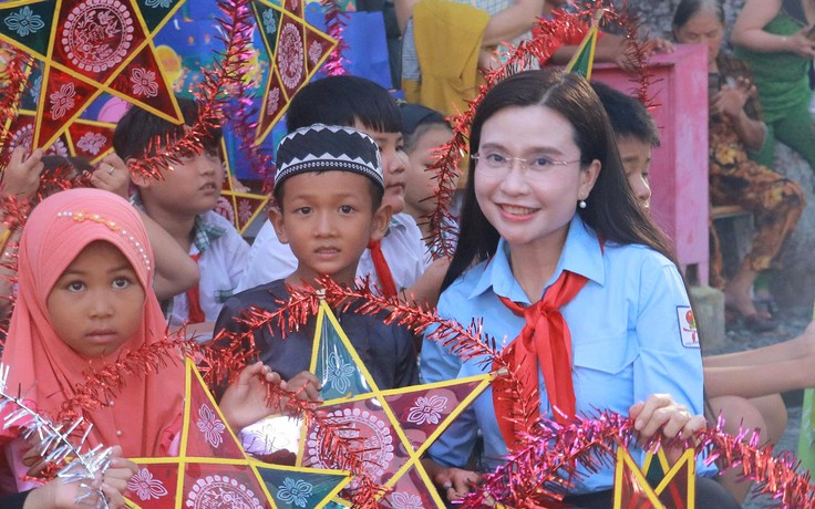 Chị Nguyễn Phạm Duy Trang trao quà 'Tết trung thu' cho thiếu nhi vùng biên giới