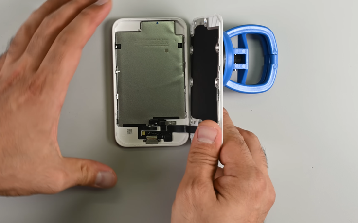 Bí mật bên trong pin MagSafe cho iPhone Air bị 'mổ xẻ'