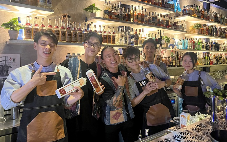 Bán cocktail gây quỹ tặng máy tính cho trường học miền núi