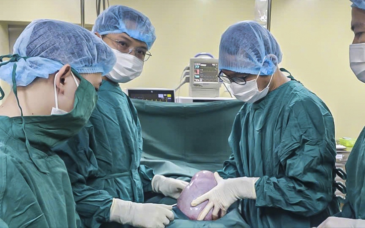 Quảng Ngãi: Cắt bỏ khối u buồng trứng ‘khủng’ 5,5 kg cho nữ bệnh nhân 19 tuổi