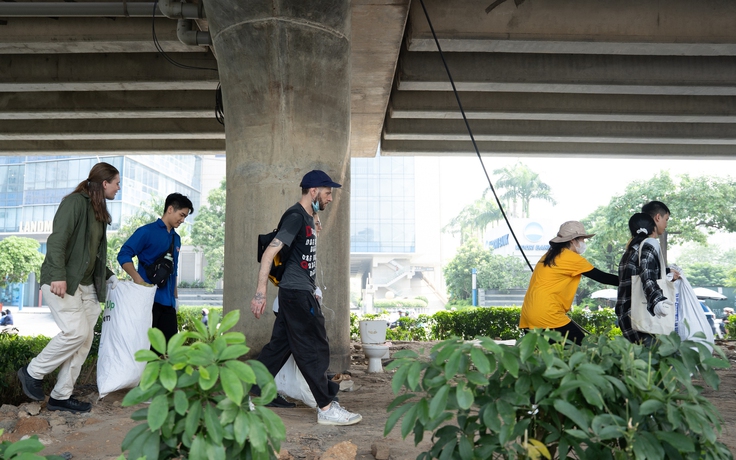 Người Việt, người nước ngoài thu gom hàng tấn rác thải trên đường phố