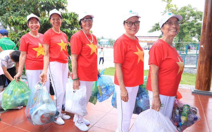 Người già, trẻ nhỏ cười khúc khích khi... đổi rác lấy quà