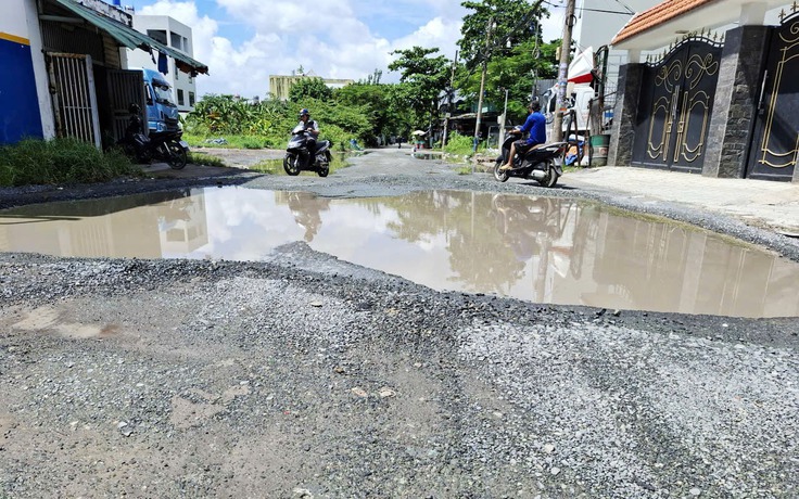 Đường xuống cấp, đi lại khó khăn