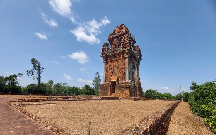 Đến Gia Lai ngắm tháp Cánh Tiên, thăm thành Hoàng Đế