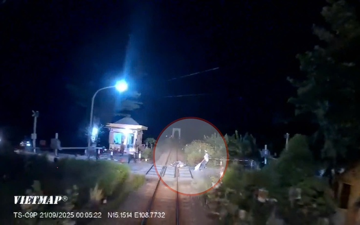 Nhân viên gác chắn đường sắt liều mình cứu người đàn ông thoát chết trong gang tấc