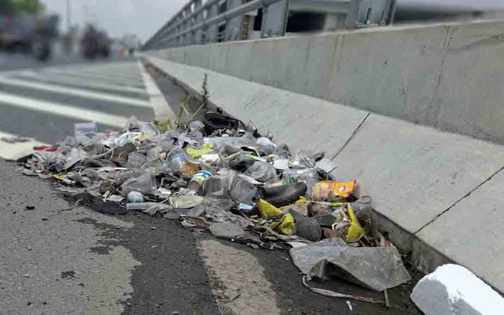 Rác tràn lan trên đường dẫn vào nhà ga T3 sân bay Tân Sơn Nhất