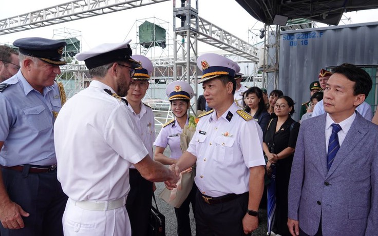 Tàu chiến Anh HMS Richmond cập cảng Sài Gòn