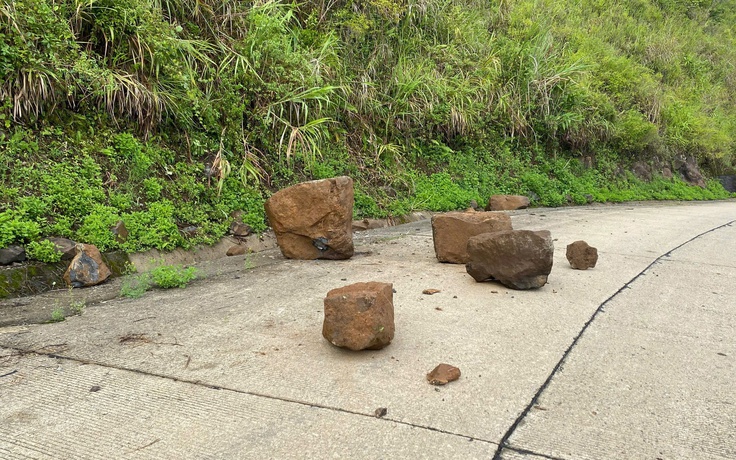 Ám ảnh đá tảng rơi ở nhiều tuyến đường miền núi Quảng Ngãi