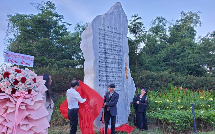 Dựng bia Nối vòng tay lớn tại công viên Trịnh Công Sơn ở Huế