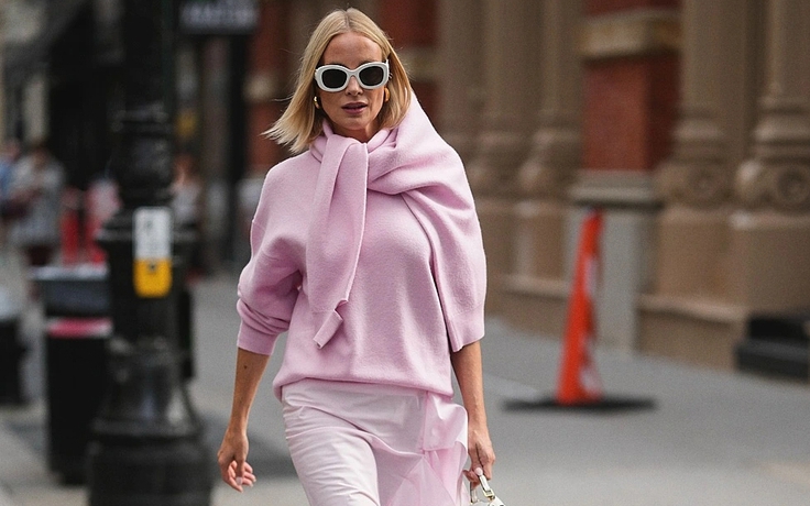 Áo len hồng, biểu tượng nữ tính trở lại đầy cuốn hút