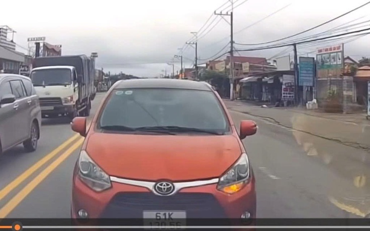 Nữ tài xế chạy lấn vạch kẻ liền bị người dân quay clip báo CSGT TP.HCM phạt