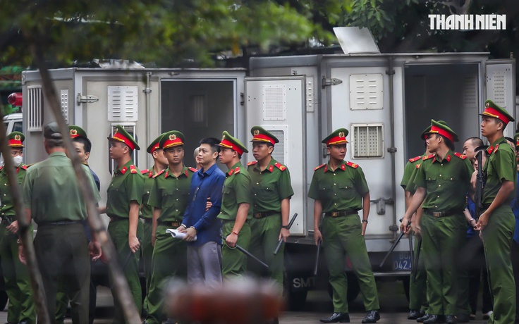 Áp giải trùm giang hồ Bình 'Kiểm' và đồng phạm đến tòa